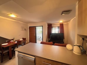Een knus verblijf met kitchenette, eethoek en televisie.