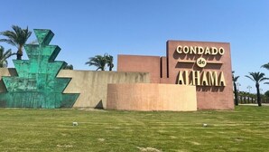 Un letrero con la inscripción 'CONDADO de ALHAMA'.