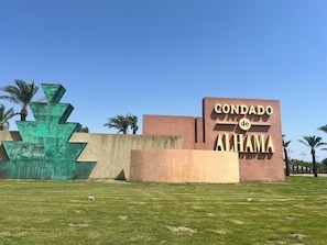 A sign with 'CONDADO de ALHAMA' written on it.