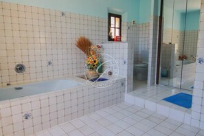 Haartrockner, Handtücher, Seife, Toilettenpapier