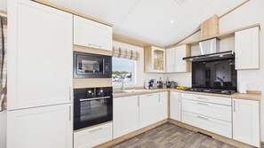 Private kitchen - Kittiwake Lodge - 2 Bed Lodge - Wisemans Bridge (Narberth)