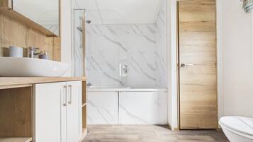 Nhà gỗ (2 Bedrooms) | Phòng tắm | Vòi sen/bồn tắm kết hợp, khăn tắm
