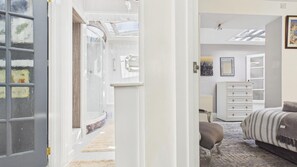 Ein Schlafzimmer mit Bett, Schminktisch und Stadtbild.