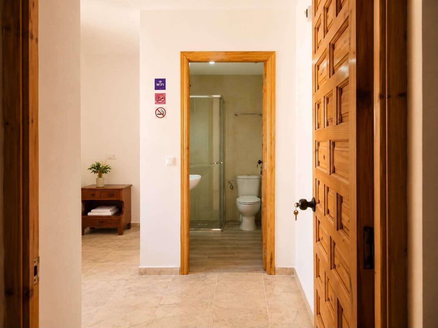 Quarto solteiro standard, vista para o pátio | Banheiro | Chuveiro, toalhas de banho, sabonete, shampoo