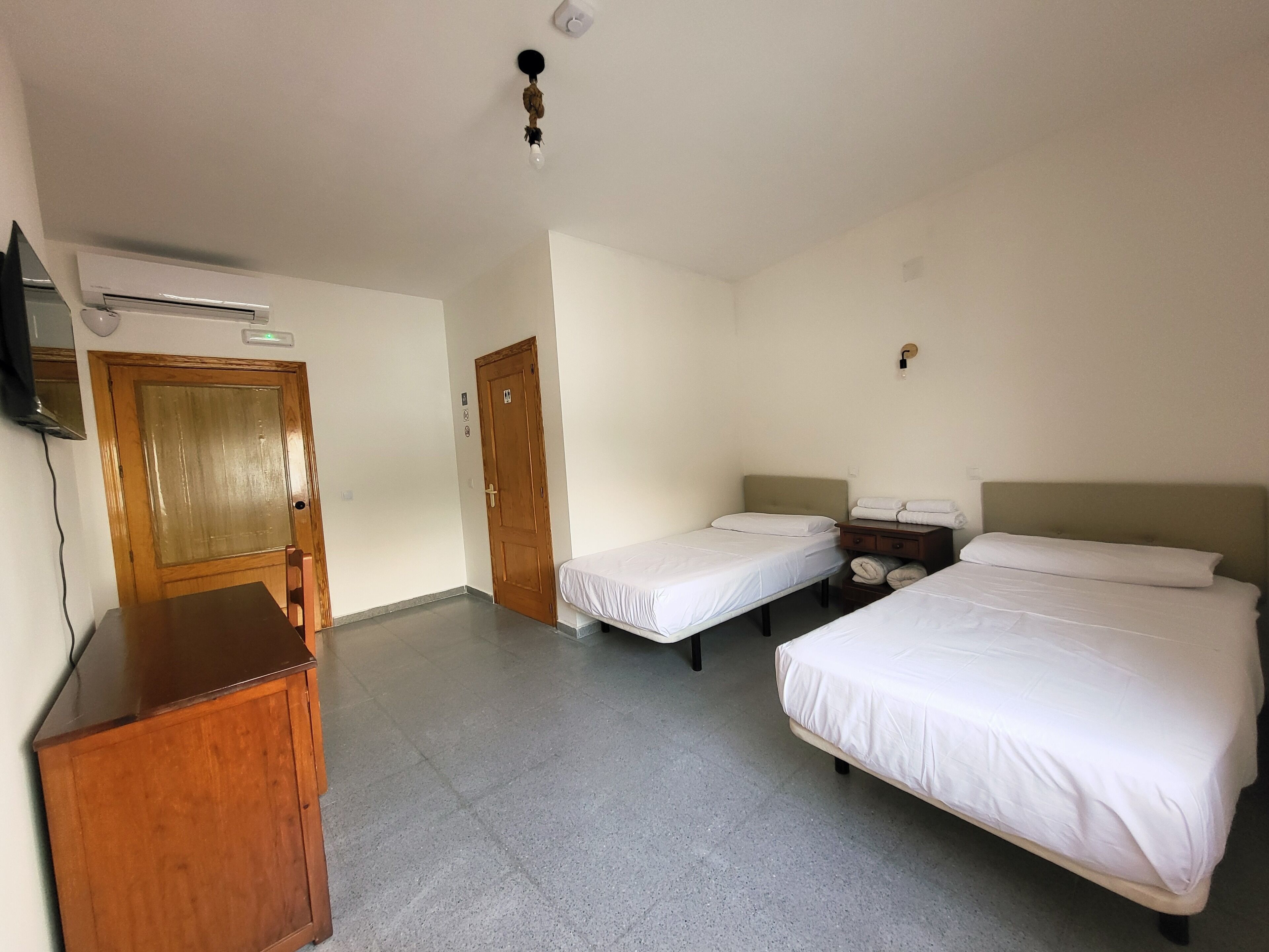 Habitación clásica con 2 camas individuales, vista al patio | Escritorio, espacio para trabajar con laptop y wifi gratis 