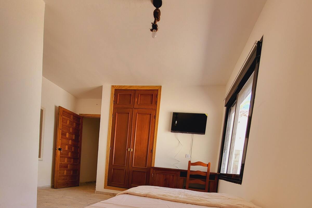 Quarto solteiro standard, vista para o pátio | Escrivaninha, espaço de trabalho para notebook, Wi-Fi de cortesia