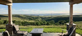 Spacious 6-bedroom lodge located on the River Hills of Lake Oahe.