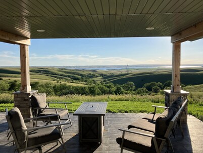 Spacious 6-bedroom lodge located on the River Hills of Lake Oahe.