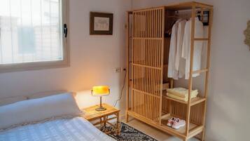 Iron/ironing board, internet, bed sheets