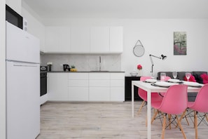 Kühlschrank, Mikrowelle, Ofen, Herdplatte
