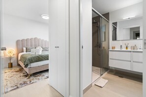 Ein modernes Schlafzimmer mit Bett, Nachttisch und Beistelltisch.