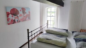 2 bedrooms, iron/ironing board, free WiFi, bed sheets - A gorgeous vacation rental just outside Sankt Peter Ording, sleeps 2–4. (Tating)