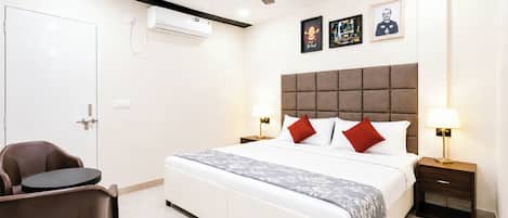 Hypo-allergenic bedding available, desk, soundproofing, WiFi (free)
