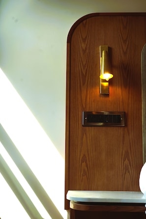 Una pared de madera con una lámpara y un interruptor.