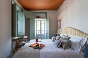 A bedroom with two beds, a desk, a chair, and a window. - Harbor Line Retreat in Porto Brandão (Caparica)