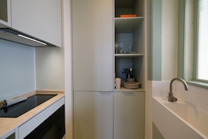 Coffee/tea maker, stovetop, cookware/dishes/utensils, dining tables - Harbor Line Retreat in Porto Brandão (Caparica)