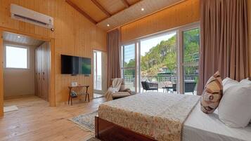 Deluxe Villa | Iron/ironing board, free WiFi