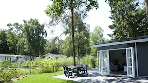 En bostadsfastighet med en uteplats, utomhusmöbler och ett takförsett område.