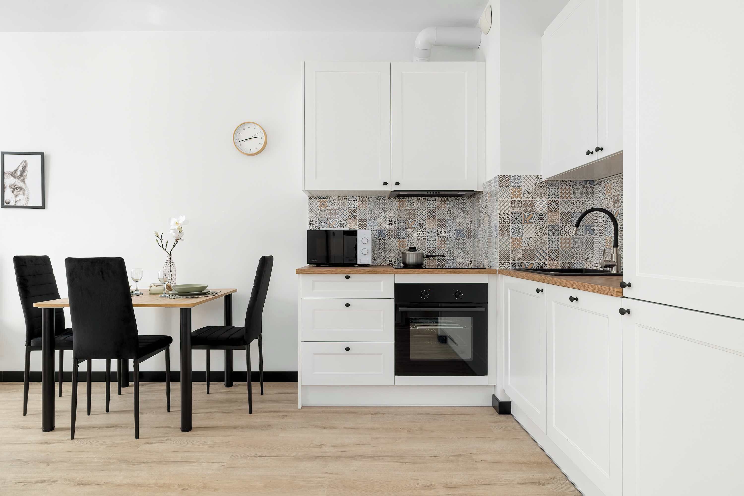 Køleskab, mikrobølgeovn, ovn, kogeplade