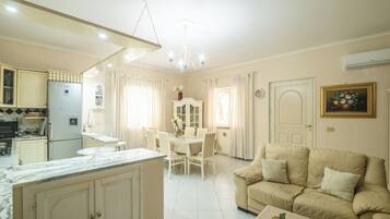 Condo, 3 habitaciones | Área de sala de estar