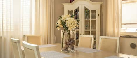 Condo, 2 Bedrooms | Dining