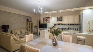 Condo, 2 Bedrooms | Bahagian dalam