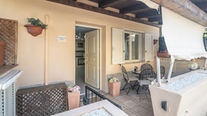Condo, 2 Bedrooms | Tempat makan luar