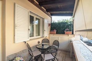 Outdoor dining - San Nikola House (Olbia)
