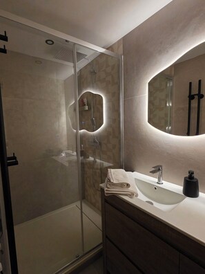 Dusche, Haartrockner, Handtücher, Seife
