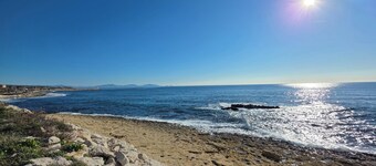 Overlooking the Mediterranean, cozy studio with outdoor space, 3 minutes from the beach