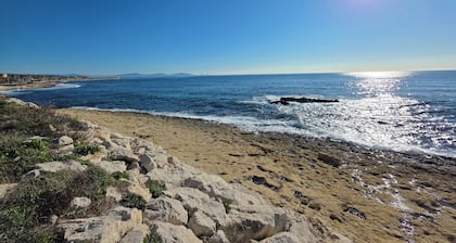 Overlooking the Mediterranean, cozy studio with outdoor space, 3 minutes from the beach