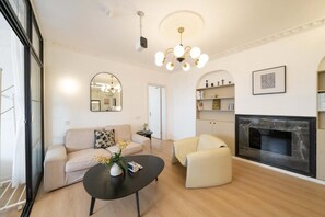 Apartamento panorâmico, 3 quartos, cozinha, vista para a cidade | Área de estar