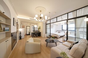 Ático panorámico, 3 habitaciones, cocina, vistas a la ciudad | Zona de estar