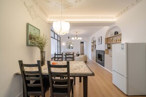 Ático panorámico, 3 habitaciones, cocina, vistas a la ciudad | Zona de estar