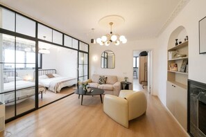 Panoramic Apartment, 3 Bedrooms, Kitchen, City View | Laptop workspace, blackout curtains, iron/ironing board, free WiFi - Yidu Home -Near West Nanjing Road (Shanghaishi)