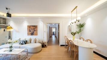 Panoramic-Apartment, 1 Schlafzimmer, Küche, Flussblick | Innenbereich