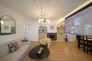 Ático panorámico, 3 habitaciones, cocina, vistas a la ciudad | Decoración individual y espacio para trabajar con un portátil