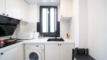 Attico panoramico, 3 camere da letto, cucina, vista città | Cucina privata | Frigorifero, microonde, piano cottura, risottiera