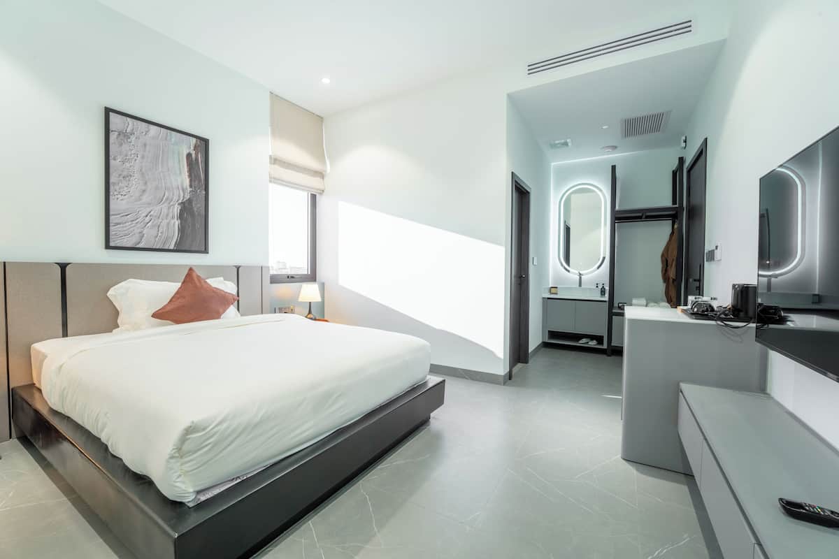 Standard Room | Minibar, caja de seguridad en la habitación y escritorio