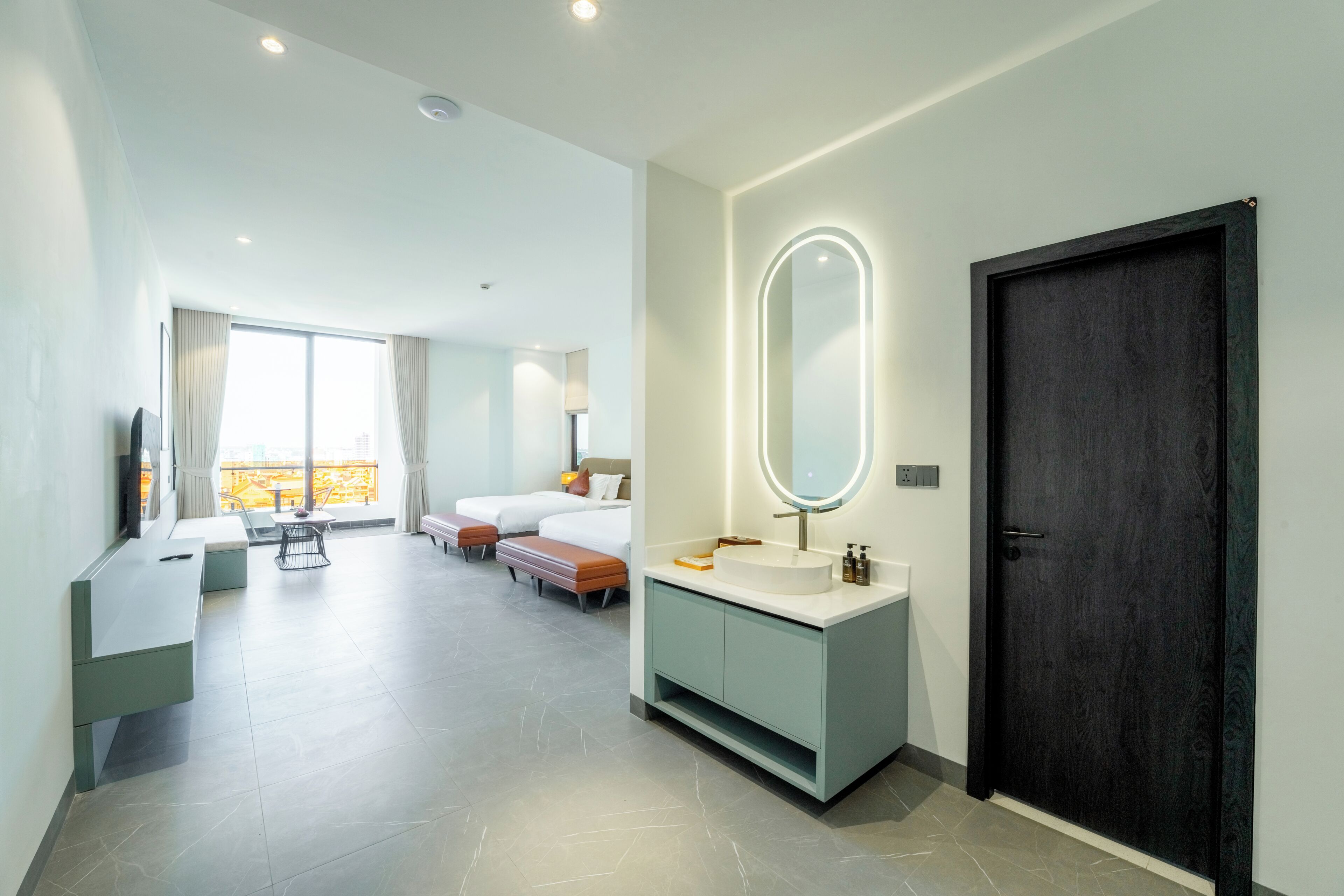 Minibar, caja de seguridad en la habitación y escritorio 