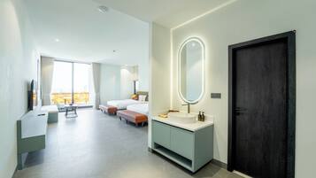 Minibar, caja de seguridad en la habitación y escritorio