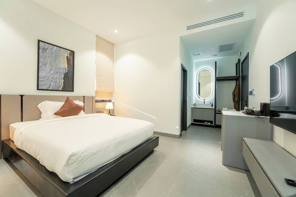 Standard Room | Minibar, caja fuerte, escritorio y cortinas opacas
