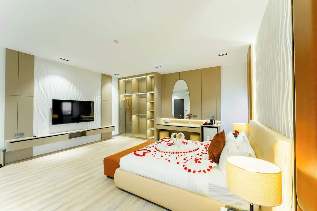 Penthouse Suite City View | Minibar, caja de seguridad en la habitación y escritorio