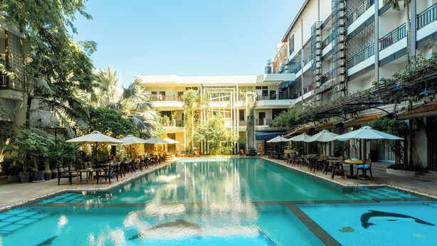 5 outdoor pools, open 7:00 AM to 10:00 AM, pool umbrellas, sun loungers - Le Blend Residence  (Ou Chrov)