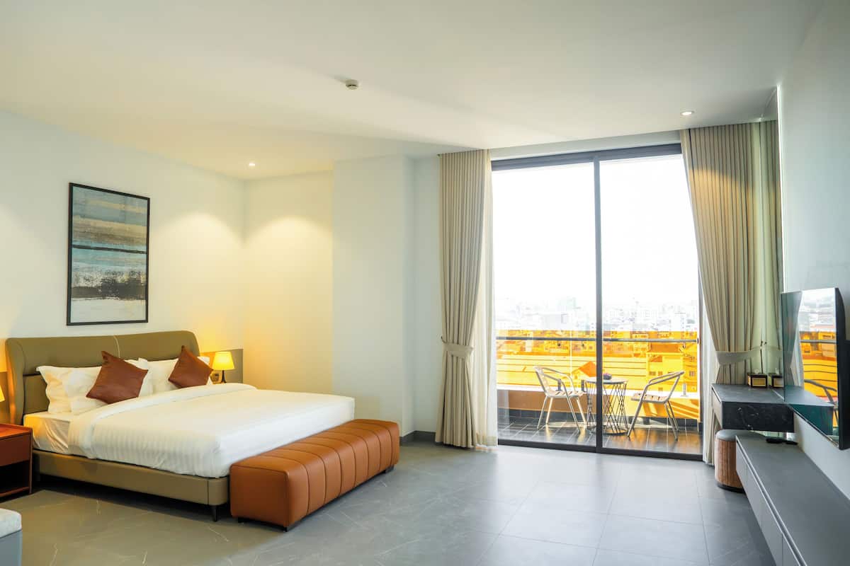Premier King Suite City View | Minibar, caja de seguridad en la habitación y escritorio