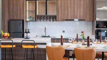 Penthouse Suite City View | Privékeuken | Een koelkast, een magnetron, een koffiezetapparaat/waterkoker