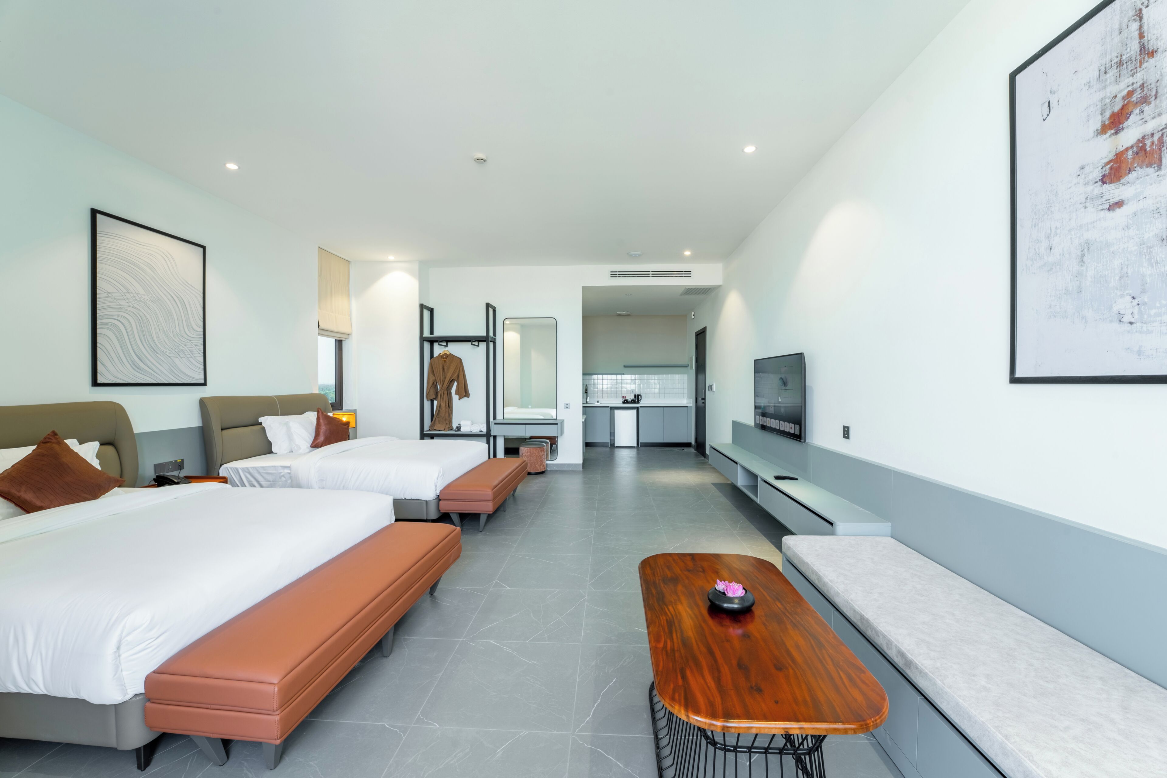 Studio Twin City View | Een minibar, een kluis op de kamer, een bureau, verduisterende gordijnen