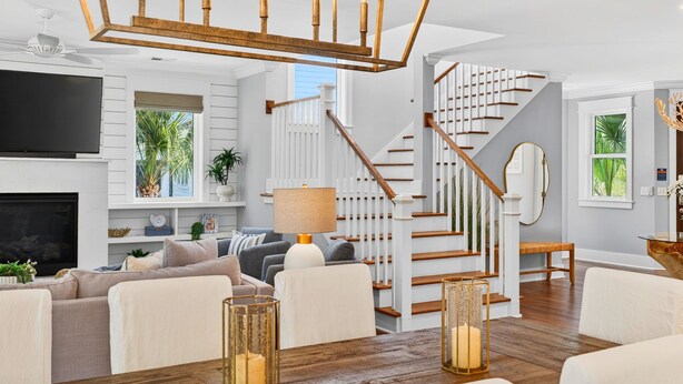 Ein modernes Wohnzimmer mit Kamin, Treppe und Essbereich.