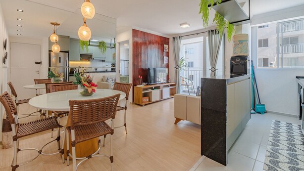 Een moderne keuken met een eethoek, een televisie en een balkon met uitzicht.