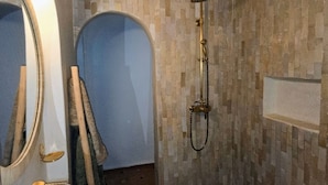 Comfort Double Room, Garden View | Bathroom | Shower, free toiletries, hair dryer, towels - Villa Dar Serenity (Ounara)